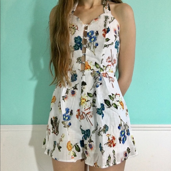 Flattering Floral Romper - Picture 2 of 4
